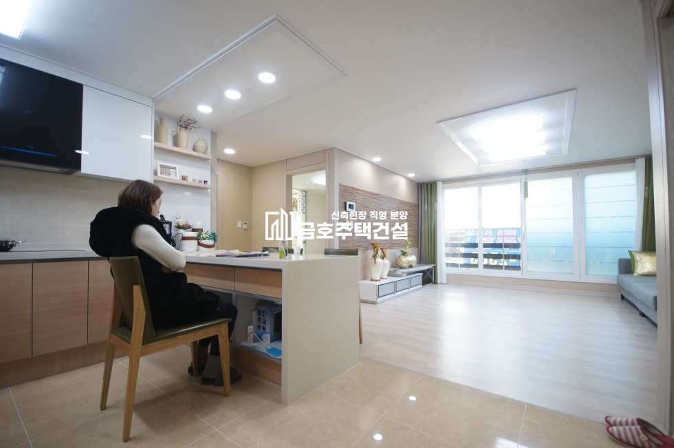 인천 부평구 갈산동 ㄷ자 동선의 넓은 주방! 냉장고 2대 자리로 넉넉함을! 분양 매물번호 10355 사진 1